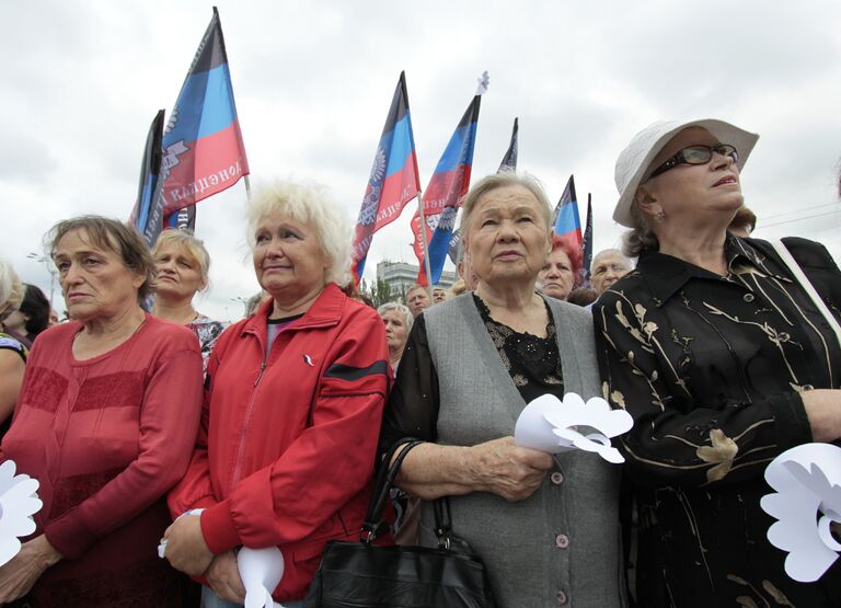 Участники памятного мероприятия Они не услышат последний звонок в Донецке