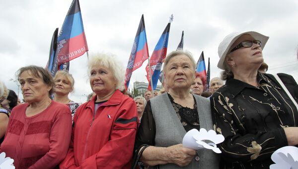 Участники памятного мероприятия Они не услышат последний звонок в Донецке
