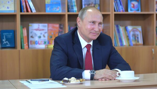 Президент России Владимир Путин во время посещения гимназии №2 во Владивостоке. 1 сентября 2016