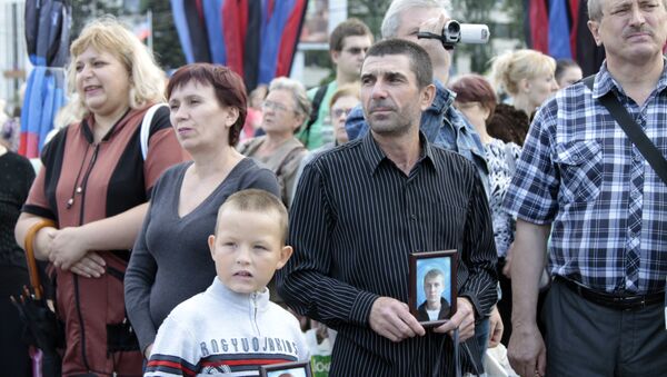 Участники памятного мероприятия Они не услышат последний звонок в Донецке
