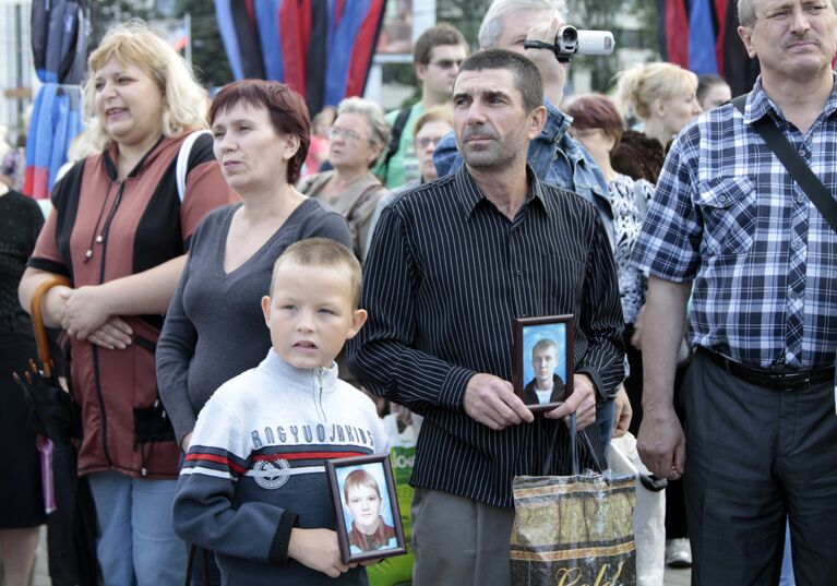 Участники памятного мероприятия Они не услышат последний звонок в Донецке