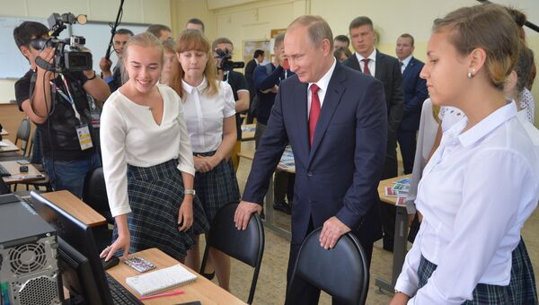 Президент России Владимир Путин во время посещения гимназии №2 во Владивостоке. 1 сентября 2016