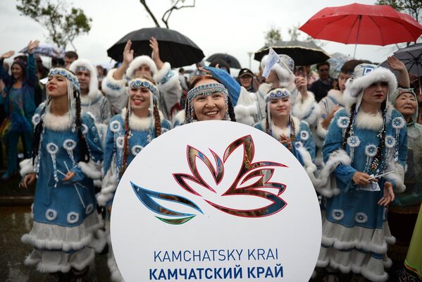 Участники карнавального шествия представителей субъектов Дальневосточного федерального округа во Владивостоке