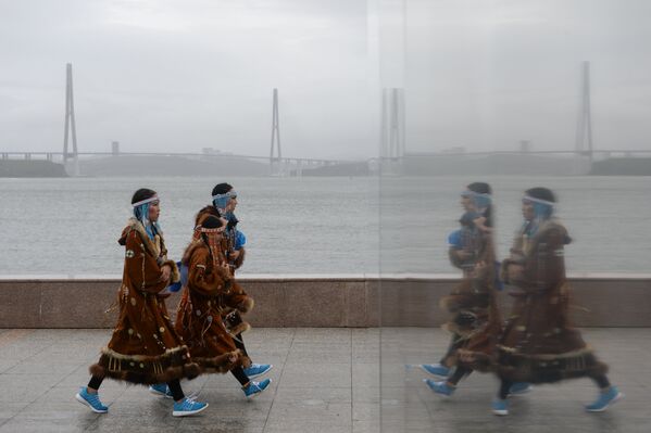 Участники перед началом карнавального шествия представителей субъектов Дальневосточного федерального округа во Владивостоке