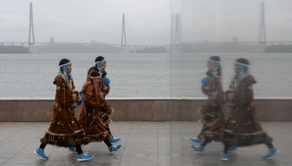Участники перед началом карнавального шествия представителей субъектов Дальневосточного федерального округа во Владивостоке. Архивное фото