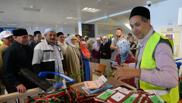 Российские паломники, отправляющиеся на хадж в Саудовскую Аравию получают паспорта в аэропорту Казани. 1 сентября 2016