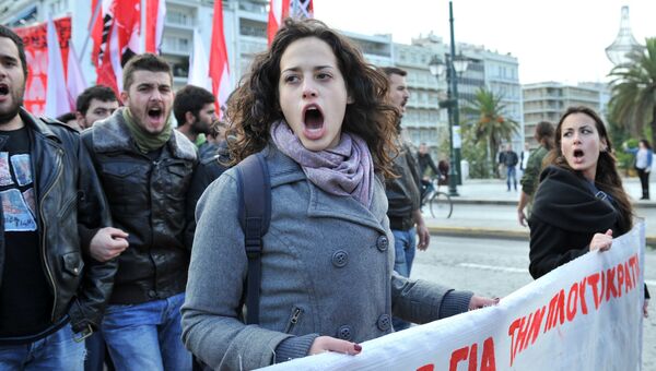 Студенческая демонстрация протеста против сокращения расходов на образование на площади Синтагма в Афинах