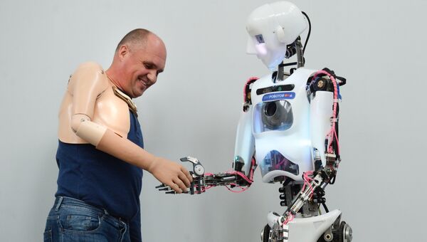 Участник первых в России соревнований людей с ограниченными возможностями с роботом в интерактивном музее будущего Робостанция на ВДНХ