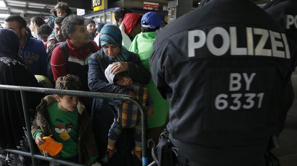 Беженцы с Ближнего Востока на железнодорожном вокзале в Мюнхене