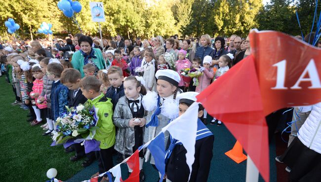 Первоклассники на праздничной линейке в московской школе. Архивное фото