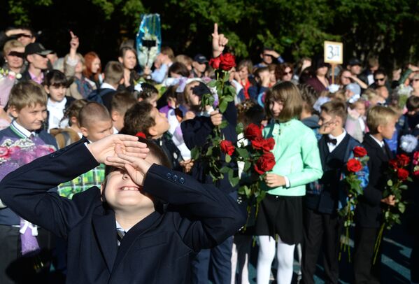Первоклассники на праздничной линейке в школе № 1582 города Москвы в День знаний