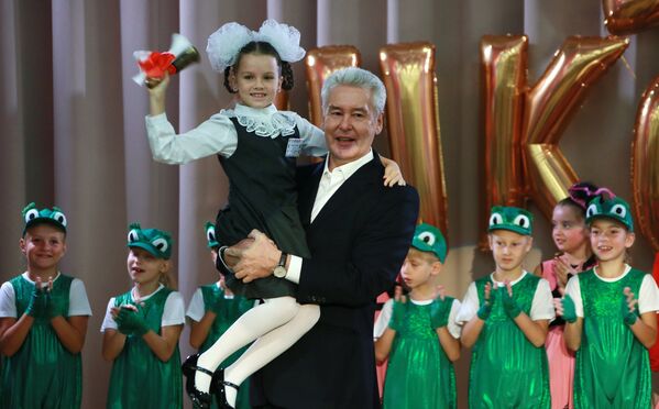 Мэр Москвы Сергей Собянин во время посещения праздничного концерта, посвященного Дню знаний, в школе №9 в Москве
