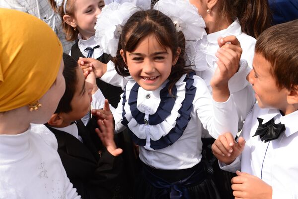 Ученики школы селения Верхний Джалган Дербентского района Дагестана на праздничной линейке в День знаний