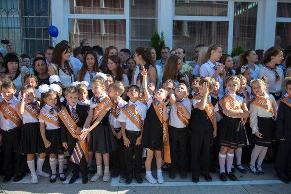 Ученики гимназии № 8 города Сочи во время праздничной линейки, посвященной Дню знаний