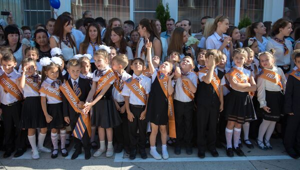 Ученики гимназии во время праздничной линейки, посвященной Дню знаний. Архивное фото