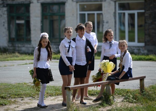 Учащиеся средней школы поселка Калиново Свердловской области перед праздничной линейкой в День знаний