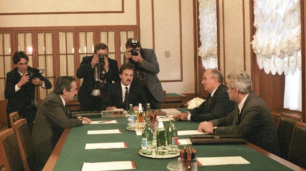 Генеральный секретарь ЦК КПСС Михаил Горбачев и президент Аргентины Рауль Альфонсин, посетивший Советский Союз с визитом, во время встречи в Кремле