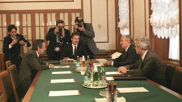Генеральный секретарь ЦК КПСС Михаил Горбачев и президент Аргентины Рауль Альфонсин, посетивший Советский Союз с визитом, во время встречи в Кремле