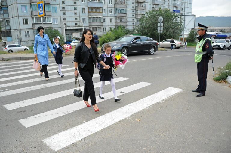 Ученики и родители перед началом занятий в читинской школе в День знаний