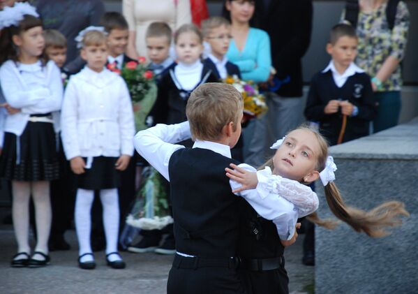 Первоклассники на праздничной линейке в школе № 2 города Донецка в День знаний