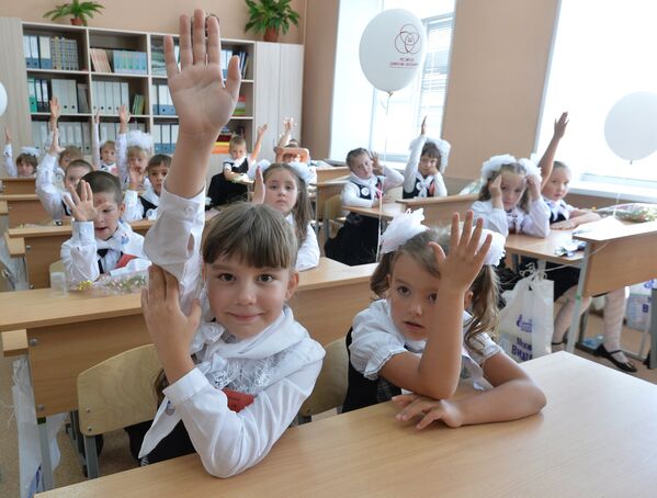 Первоклассники школы № 107 города Челябинска на уроке в День знаний