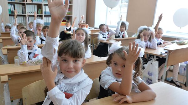 Первоклассники школы № 107 города Челябинска на уроке в День знаний