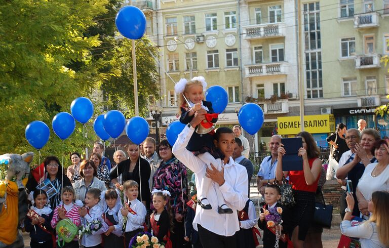 Первоклассники на праздничной линейке в школе № 2 города Донецка в День знаний