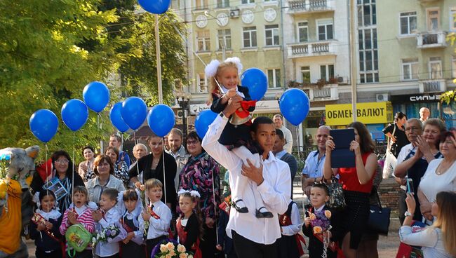 Первоклассники на праздничной линейке в школе № 2 города Донецка в День знаний Первоклассники на праздничной линейке в школе № 2 города Донецка в День знаний