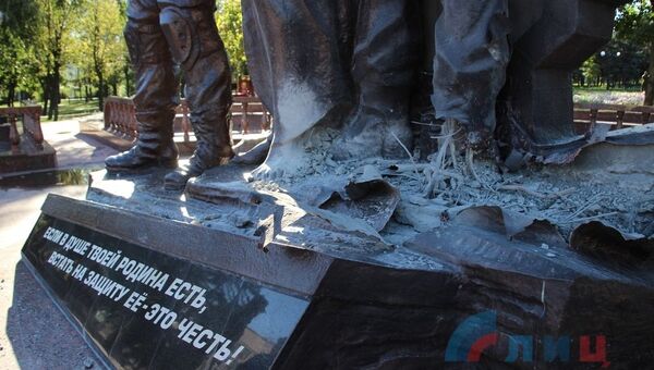 Поврежденный в результате взрыва памятник Они отстояли Родину в Луганске. Архивное фото