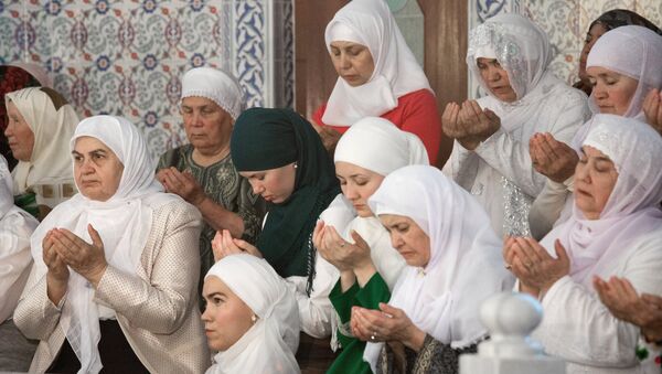 Женщины в мечети. Архивное фото