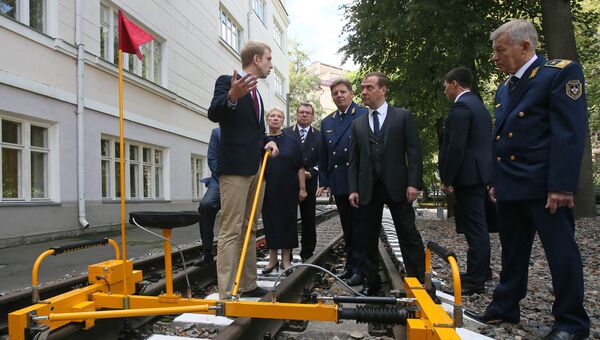 Дмитрий Медведев во время посещения Московского колледжа железнодорожного транспорта в День знаний. 1 сентября 2016