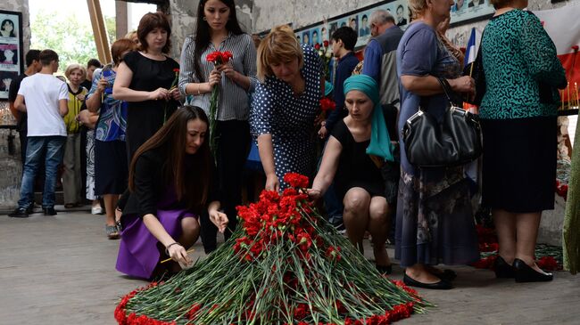 Участники траурных мероприятий 1-го сентября в Беслане