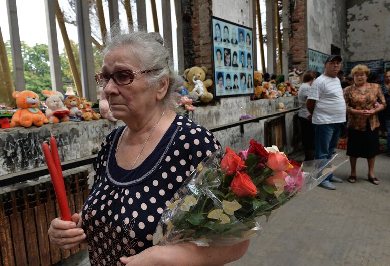 Участники траурных мероприятий 1-го сентября в Беслане