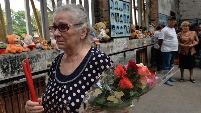 Участники траурных мероприятий 1-го сентября в Беслане. Архивное фото