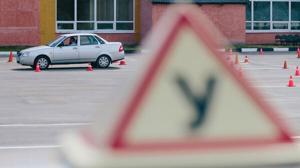 Сотрудник ГИБДД УМВД России во время демонстрации сдачи практического экзамена по вождению. Архивное фото