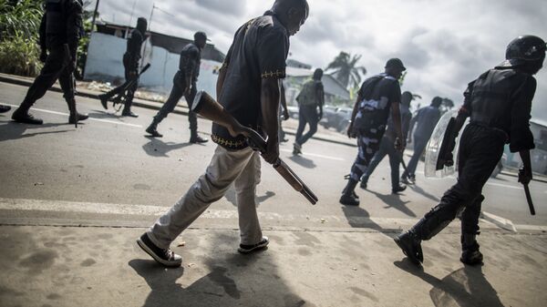 Полиция Габона во время беспорядков в Либервилле