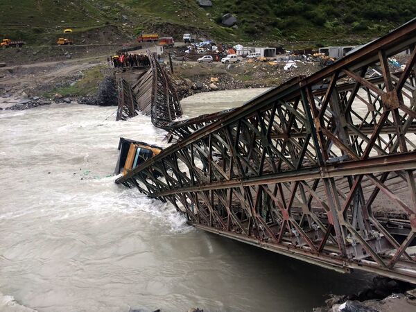 Обрушение моста в Индии