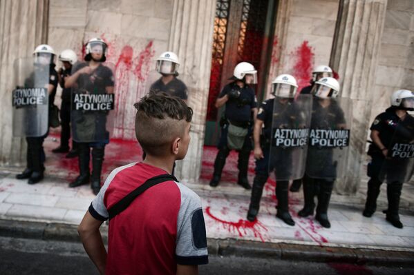 Полиция во время митинга в поддержку мигрантов в Афинах