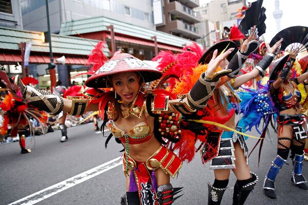 Танцоры самба во время карнавала в Токио, август 2016