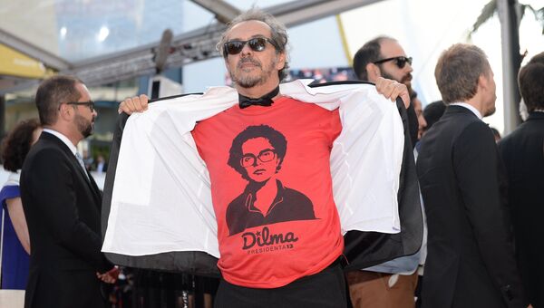 Бразильские кинематографисты проводят акцию протеста против импичмента президента Дилмы Роуссефф на красной дорожке