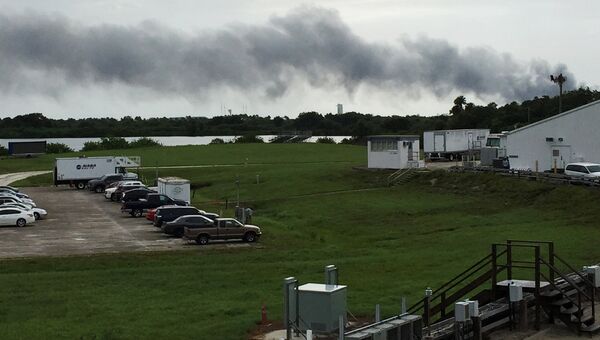 Дым со стороны пусковой платформы SpaceX на мысе Канаверал, Флорида, США. 1 сентября 2016