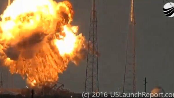 Взрыв ракеты Falcon 9 на стартовой площадке SpaceX на космодроме на мысе Канаверал
