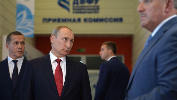 Президент России Владимир Путин во время осмотра выставочной экспозиции территорий опережающего развития и свободного порта Владивосток в рамках Восточного экономического форум