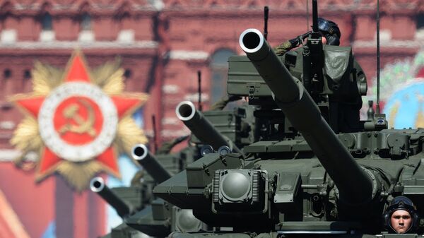 Основные боевые танки Т-90А во время военного парада на Красной площади. Архивное фото