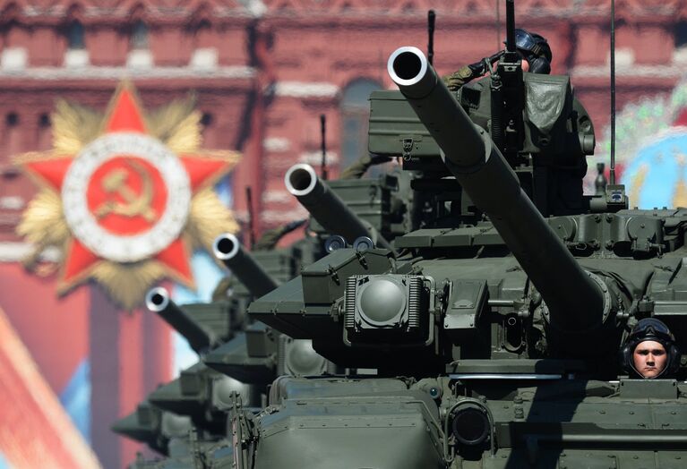 Основные боевые танки Т-90А во время военного парада на Красной площади в честь 71-й годовщины Победы в Великой Отечественной войне