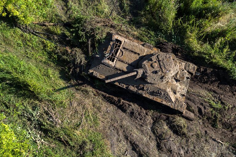 Вытягивание силовой лебедкой БРЭМ танка Т-34 Сталинградского тракторного завода, найденного на дне реки Дон
