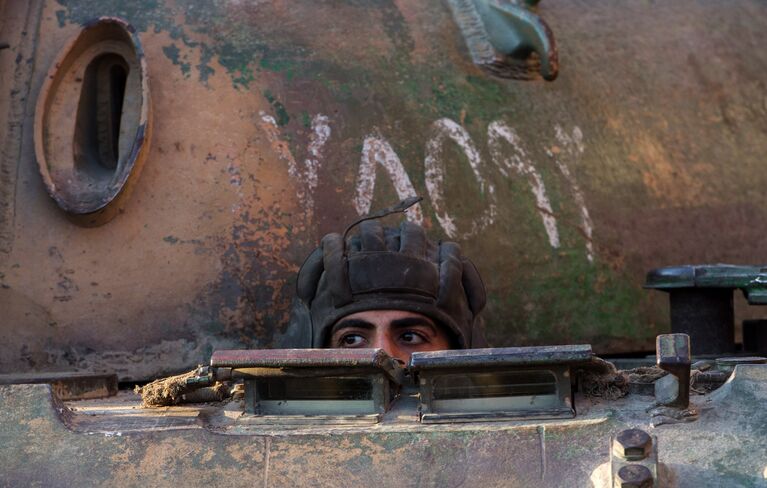 Военнослужащий Сирийской Арабской армии на участке сирийско-турецкой границы в районе города Кесаб