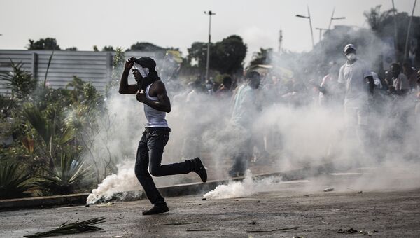 Участники столкновений с полицией после результатов президентских выборов в Габоне. Август 2016
