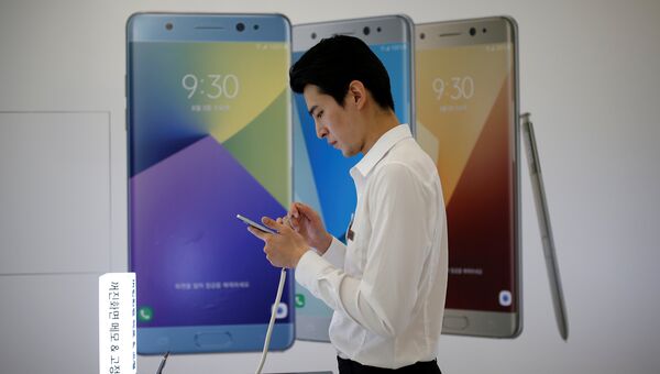 Смартфон Galaxy Note 7 в магазине компании Samsung Electronics в Сеуле