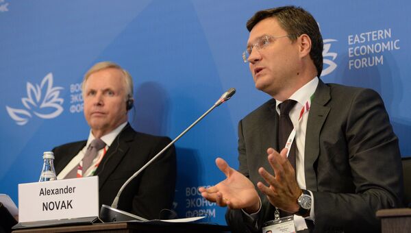 Министр энергетики РФ Александр Новак (справа) на Восточном экономическом форуме. 2 сентября 2016